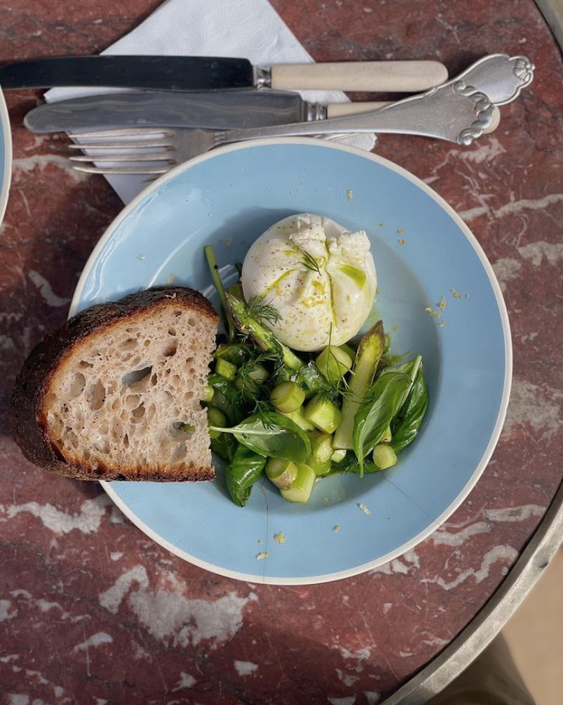 Burrata with bread and vegetables