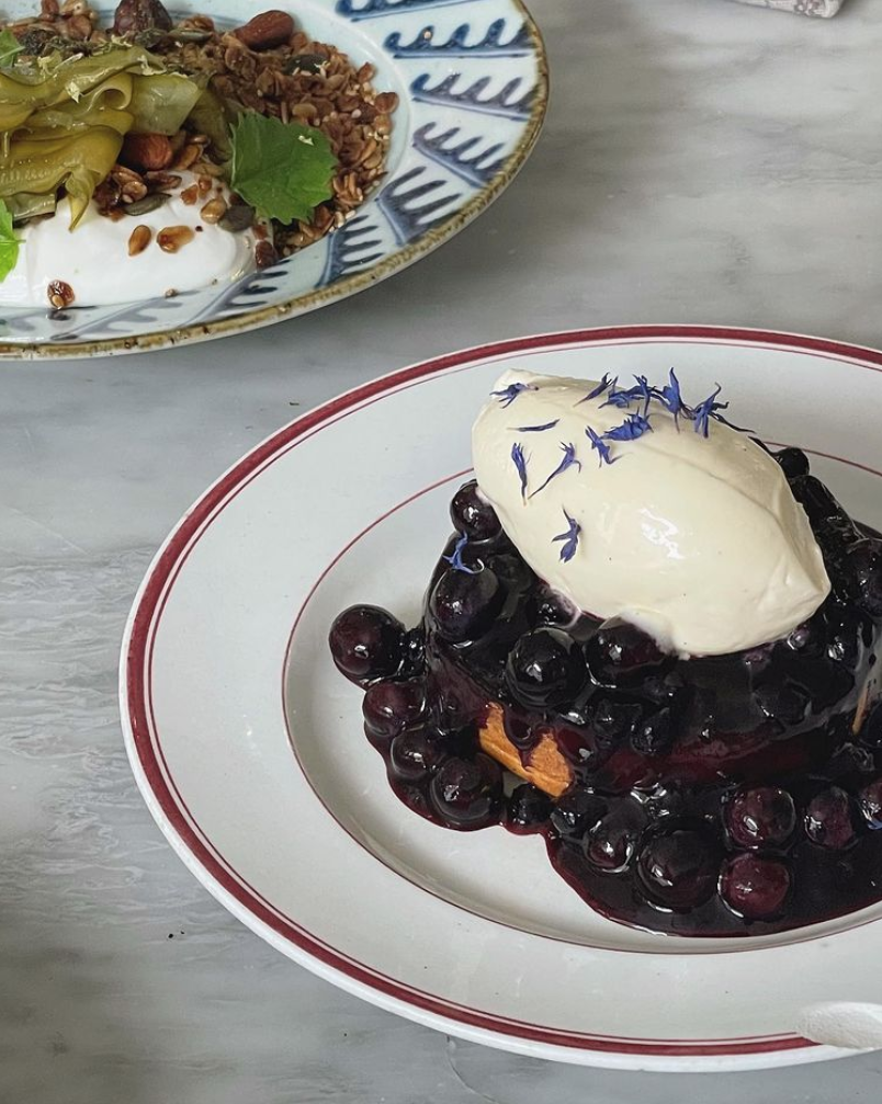 pancakes with blueberries and cream